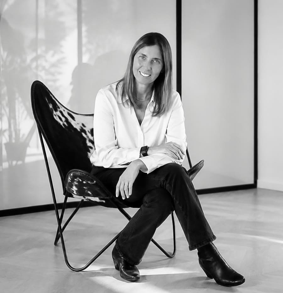 Stéphanie Faucheur, assise dans son studio, souriante