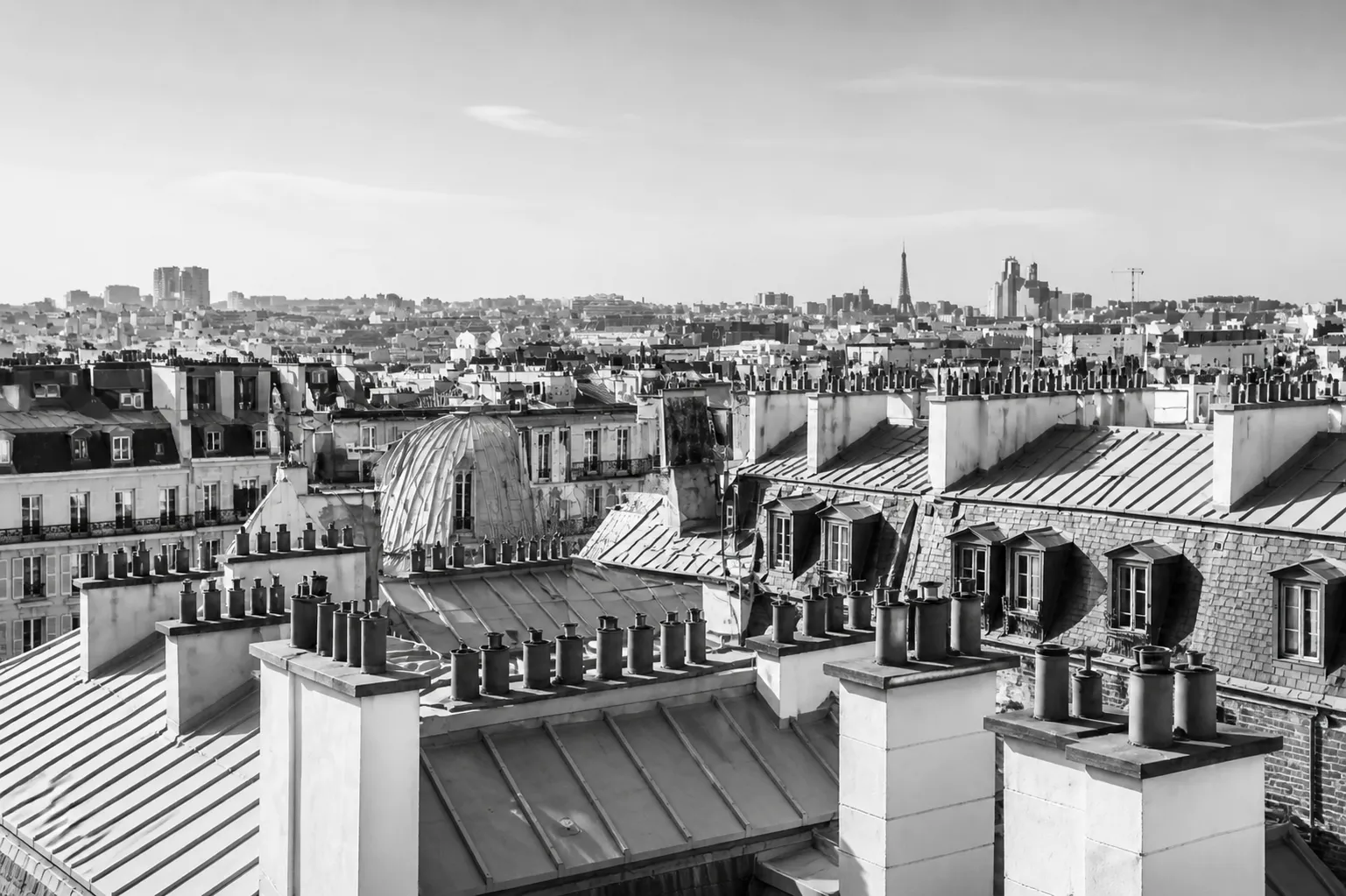 Vue panoramique sur les toits de Paris en noir et blanc