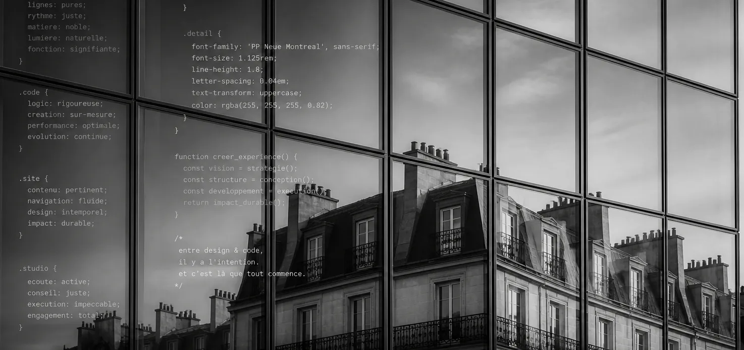 Reflet d'immeubles haussmanniens dans une façade vitrée avec du code CSS en overlay