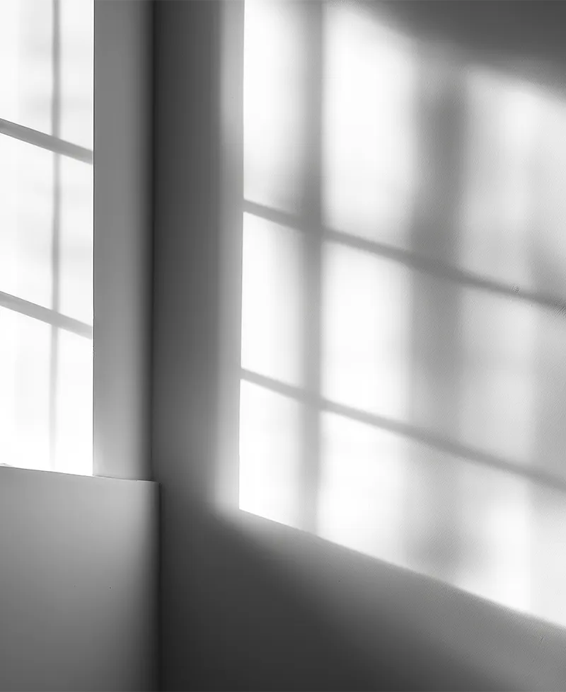 Lumière naturelle sur un mur blanc — clarté et structure